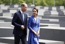 Le prince William et son épouse Kate sont accueillis par la chancelière allemande Angela Merkel à le