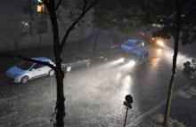 Un conducteur sous une pluie battante à Paris le 9 juillet 2017