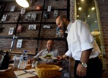 Un client est servi à la table du restaurant "Le dictateur" à Tunis, le 5 juillet 2017