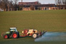 Un agriculteur épand des pesticides le 10 décembre 2016 à Trébons-sur-la-Grasse