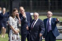 Le prince William et son épouse Kate visitent l'ancien camp de concentration allemand nazi de Stutth