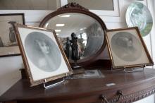 Un trophée en bronze sculpté par l'artiste portugais Joao Da Silva et des photos de miss France 1920