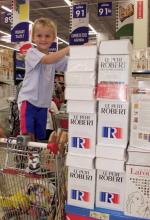 Pile de dictionnaires "Petit Robert" dans une grande surface de Marseille, le 26 août 1999