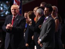 Donald Trump et son fils Donald Trump Jr (g), le 21 juillet 2016 à Cleveland