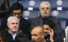 Le chanteur Enrico Macias ( D) à un match de football au Stade de France, le 22 avril 2017