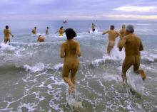 Des naturistes à la plage.