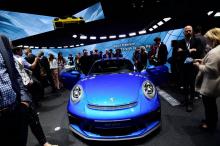 Des visiteurs contemplent la Porsche 911 GT3 lors du salon automobile de Francfort, le 12 septembre 