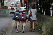 Des écoliers grimpent les escaliers de leur établissement le jour de la rentrée scolaire, le 1er sep