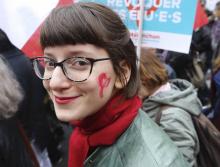 Une sympathisante de "La France insoumise" lors e la marche pour la VIe République, à Paris le 18 ma