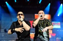 Les rappeurs JoeyStarr (g) et Kool Shen, du duo NTM, lors d'un concert au Parc des Princes à Paris, 