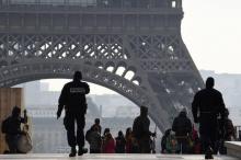 Patrouille de police au pied de la Tour Eiffel, le 24 décembre 2015 à Paris