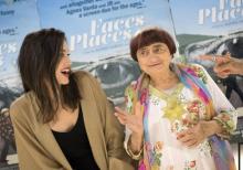 Agnès Varda accompagnée d'Angelina Jolie à la première de son documentaire Faces Places ("Visages, v