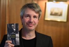 L'écrivain Eric Vuillard lors d'une séance photo à l'AFP à Paris, le 4 novembre 2017