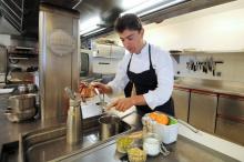 Le chef Jean Sulpice dans les cuisine de "L'Oxalys" dans la station de ski de Val-Thorens, le 9 déce