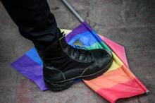 Un policier piétine un drapeau arc-en-ciel lors d'une manifestation de militants LGBT, le 19 juin 20