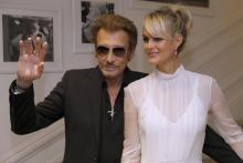 Johnny Hallyday et sa femme Laeticia posing le 4 juillet 2016 à Paris