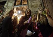 Des jeunes femmes dansent dans une rue de Budapest, le 16 septembre 2017 en Hongrie