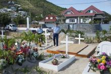 Des gendarmes dans le cimetière de Lorient, à Saint Barthelemy, où devait être enterré Johnny Hallyd