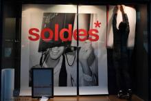 Une vitrine annonçant les soldes d'hiver, à Strasbourg (est), le 9 janvier 2018