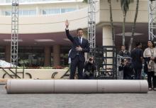 Le maître de la cérémonie des Golden Globes Seth Meyers fait dérouler le tapis rouge en préparation de la cérémonie à Beverly Hills, en Californie, le 4 janvier 2018