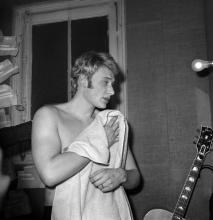 Johnny Hallyday dans sa loge à l'Olympia à Paris, le 26 novembre 1965