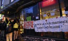 Rassemblement des salariés du nettoyage du Holiday Inn de Clichy devant l'hôtel au 50e jour de grève, le 7 décembre 2017