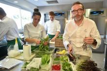 Le chef Sébastien Bras dans la cuisine de son restaurant Le Suquet, le 2 septembre 2017 à Laguiole, dans l'Aveyron