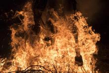 Un cheval saute par-dessus un feu de joie dans le village de San Bartolomé de Pinares, dans le centre de l'Espagne, le 16 janvier