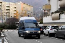 Un véhicule de la gendarmerie dans lequel se trouve le suspect dans l'affaire de la disparition de l