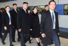 Kim Yo Jong, soeur du dirigeant nord-coréen Kim Jong Un, s'apprête à prendre le train à son arrivée à l'aéroport de Séoul-Incheon le 9 février 2018