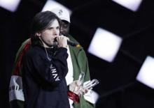 Le rappeur Orelsan reçoit le trophée récompensant le meilleur album de musiques urbaines aux 33e Victoires de la musique le 9 février 2018 à Boulogne-Billancourt, près de Paris