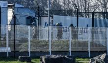 Des migrants sur un parking à Calais qui tentent de pénétrer dans un camion, le 5 février 2018