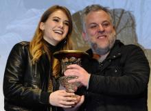 Le réalisateur français Pascal Laugier et l'actrice britannique Emilia Jones après avoir remporté Le grand prix du jury du 25e festival international du film fantastique de Gérardmer (Vosges), le 4 fé