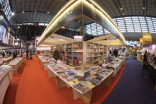 Les allées du salon du livre de Paris à la Porte de Versailles, le 16 mars 2016