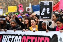 L'actrice italienne Asia Argento (C) et la chanteuse américaine Rose McGowan lors d'une manifestation à Rome le 8 mars 2018