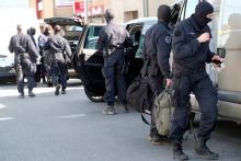 Les gendarmes bloquent l'accès à Trèbes, où deux personnes sont mortes vendredi 23 mars 2018 dans un supermarché lors d'une prise d'otages menée par un homme se réclamant du groupe jihadiste Etat isla