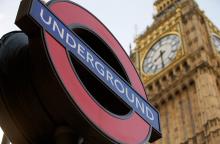 L'entrée du Métro de Londres près du parlement.