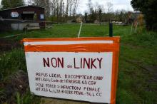 Une pancarte portant l'inscription "Non au Linky" à l'entrée d'une propriété de Saint-Pern (Ille-et-Vilaine), le 15 avril 2018