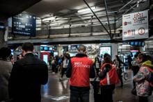 Une employée de la SNCF sur un quai de TGV à Lille, le 2 avril 2018