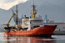 Des migrants attendent de débarquer du navire de secours "Aquarius", après un mission de sauvetage, 