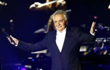 Michel Sardou sur la scène du Palais Omnisport de Bercy, le 12 décembre 2012 à Paris