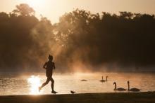 Une femme en train de courir.