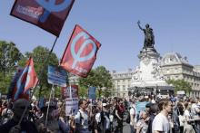 Un café près de la place de la Bourse protège ses vitres de panneaux de contreplaqué le 5 mai 2018 à Paris