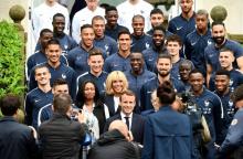 Le président français Emmanuel Macron pose avec l'équipe de France, le 5 juin 2018 à Clairefontaine