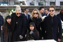 Laeticia Hallyday, Laura Smet, David Hallyday, Jade et Joy lors de l'enterrement du rockeur à l'église de la Madeleine à Paris le 9 décembre 2017