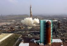 La dernière cheminée de l'ancienne fonderie Metaleurop de Noyelles-Godault est dynamitée, le 17 mars 2006, dans le cadre des actions de dépollution du site.