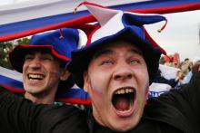 Des supporteurs célèbrent la victoire de l'équipe de football russe face à l'Arabie Saoudite à Moscou, le 14 juin 2018