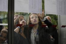 Des lycéens consultent les résultats du Bac.