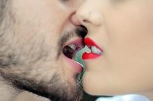 Un couple, un baiser.