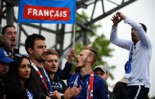 Des supporters assistent à l'entraînement de l'équipe de France de football à Istra, en Russie, le 12 juin 2018